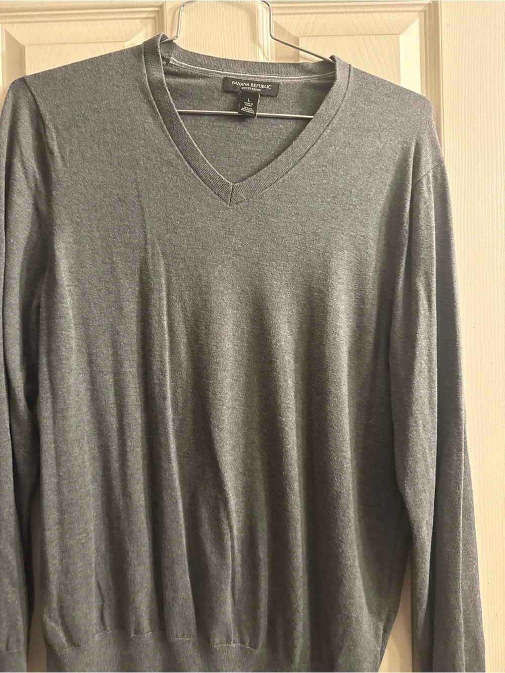 Banana Republic Men's V-Neck Sweater in Heather Gray